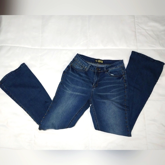 Suzanne Betro NWOT Embellished Flare Boutique Jeans - Picture 4 of 9